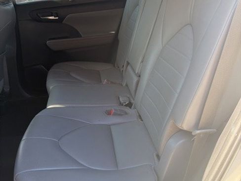 Used 2020 Toyota Highlander XLE image 6