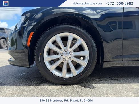 Used 2017 Chrysler 300 Limited AWD/4WD image 10