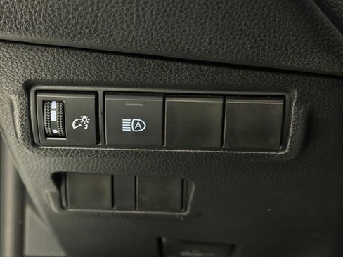 Used 2025 Toyota Corolla Cross XLE FWD image 31