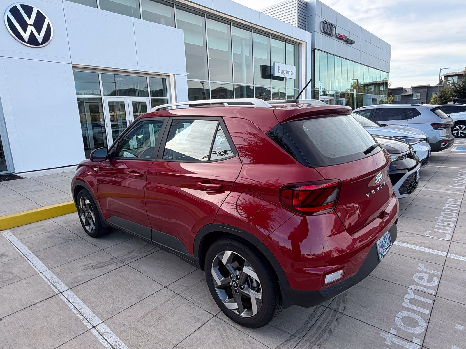Used 2023 Hyundai Venue SEL FWD image 3