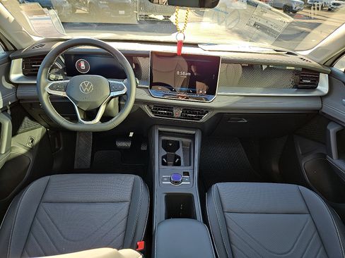 New 2026 Volkswagen Tiguan SE FWD image 9