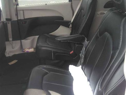 Used 2024 Chrysler Pacifica Touring-L FWD image 4