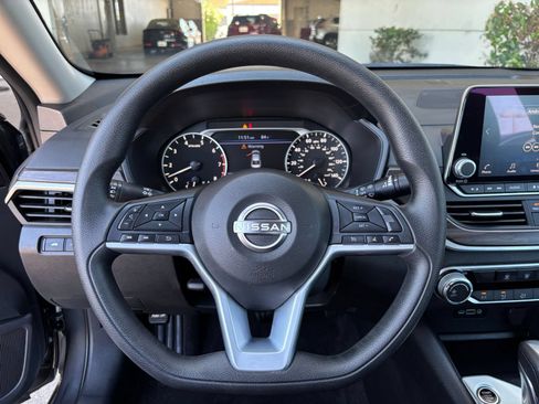 Used 2025 Nissan Altima 2.5 SV FWD image 24
