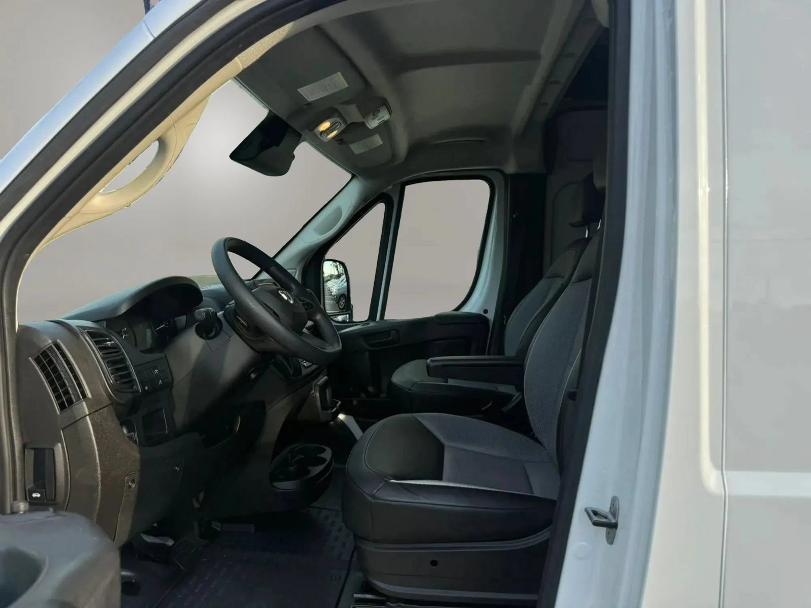 Used 2025 RAM ProMaster 2500 w/ Convenience Group FWD image 14