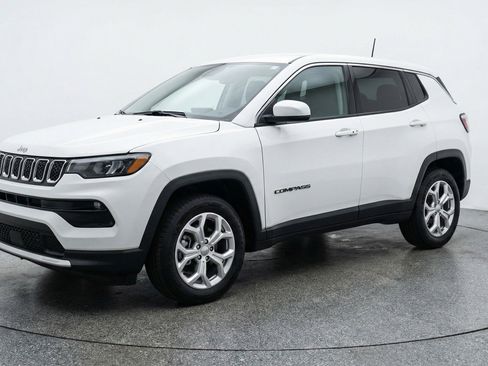 Used 2025 Jeep Compass Latitude image 3