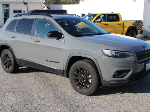 Used 2023 Jeep Cherokee Altitude Lux image 3