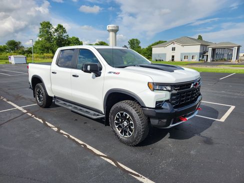 Used 2022 Chevrolet Silverado 1500 ZR2 w/ Technology Package image 9