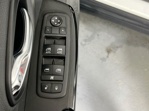 Used 2023 Jeep Cherokee Altitude Lux AWD/4WD image 18
