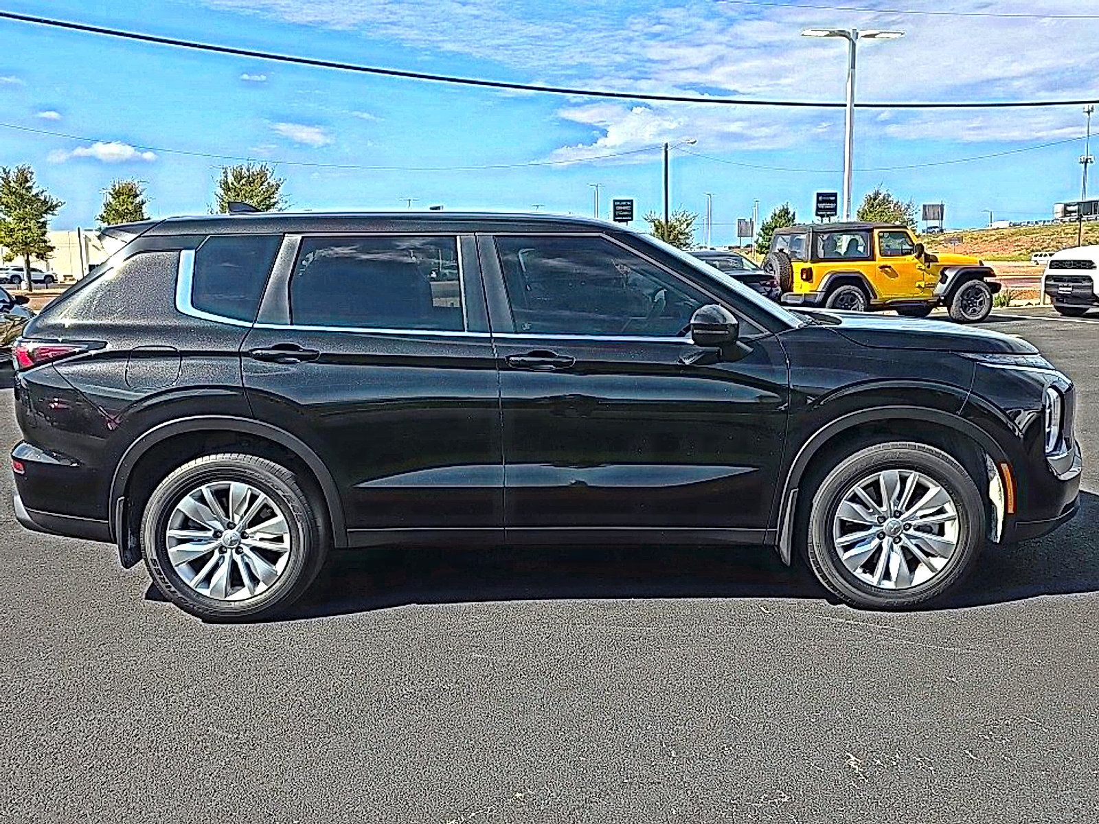 Used 2025 Mitsubishi Outlander ES FWD image 5