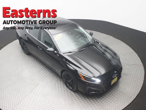 Used 2023 Nissan Altima 2.5 SR w/ SR Premium Package FWD image 3