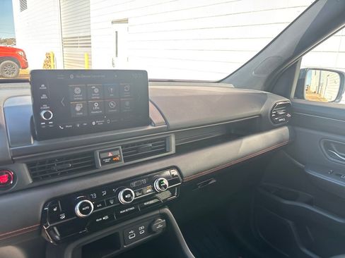 Used 2025 Honda Pilot TrailSport image 17