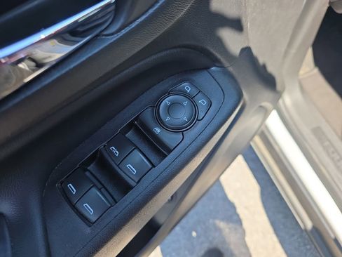 Used 2018 Chevrolet Equinox LT image 19