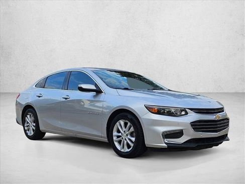 Used 2018 Chevrolet Malibu LT w/ Driver Confidence Package FWD image 3