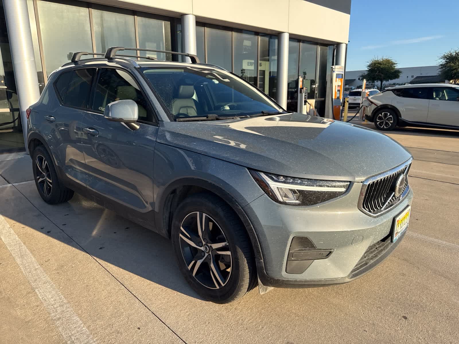 Used 2023 Volvo XC40 B5 Core w/ Convenience Package AWD/4WD image 2