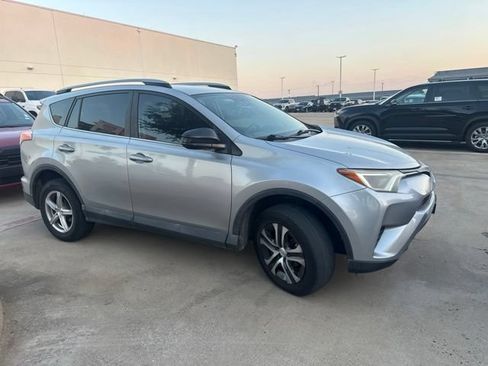 Used 2017 Toyota RAV4 LE FWD image 2