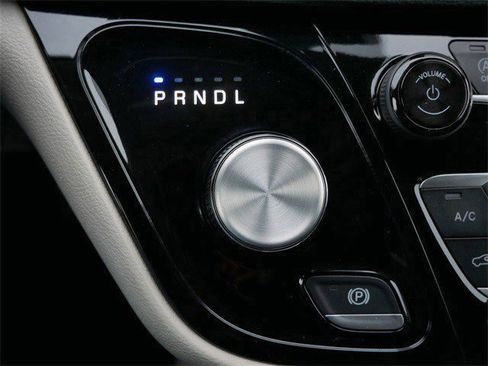 Used 2024 Chrysler Pacifica Touring-L image 22