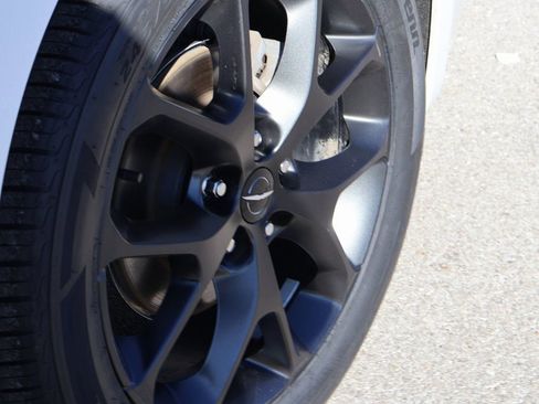 Used 2025 Chrysler Pacifica Limited image 41