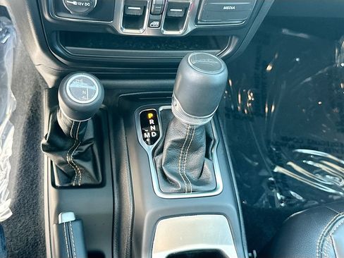 Used 2023 Jeep Gladiator Overland AWD/4WD image 16