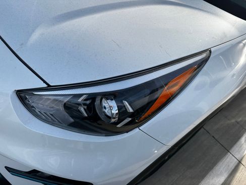 Certified 2022 Kia Niro EX image 6