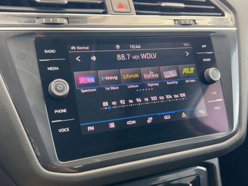 Used 2022 Volkswagen Tiguan SE w/ Panoramic Sunroof Package image 24