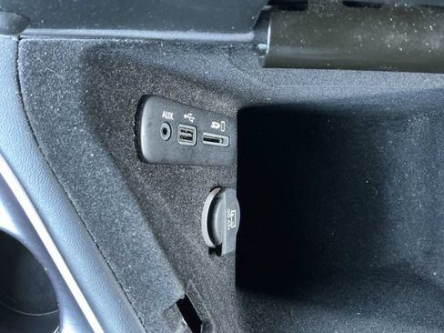Used 2017 Dodge Challenger SXT RWD image 19