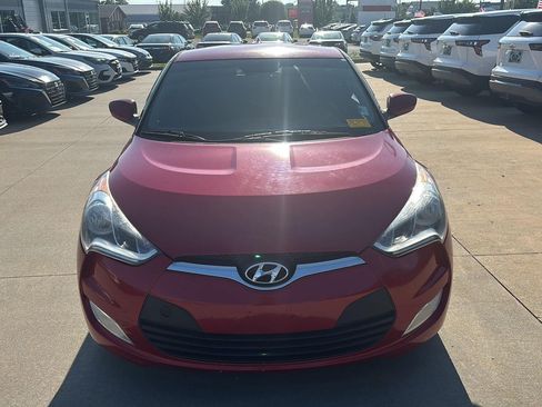 Used 2017 Hyundai Veloster FWD image 2