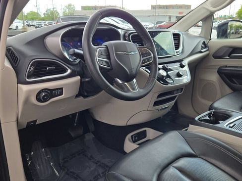 Certified 2024 Chrysler Pacifica Touring-L FWD image 24