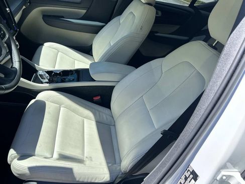 Used 2024 Volvo XC40 B5 Plus AWD/4WD image 17