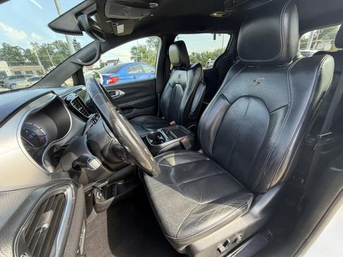 Used 2019 Chrysler Pacifica Touring-L w/ S Appearance Package FWD image 13