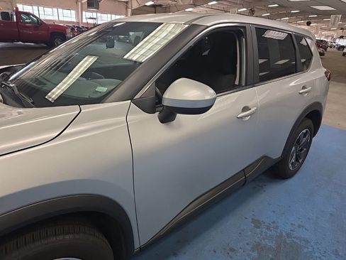 Used 2024 Nissan Rogue SV FWD image 14