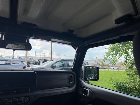 Used 2025 Jeep Wrangler Unlimited Rubicon AWD/4WD image 34