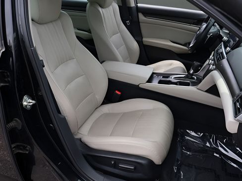 Used 2018 Honda Accord Touring image 18