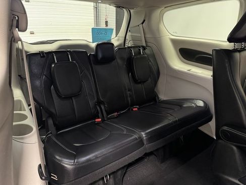 Used 2022 Chrysler Pacifica Touring-L FWD image 16