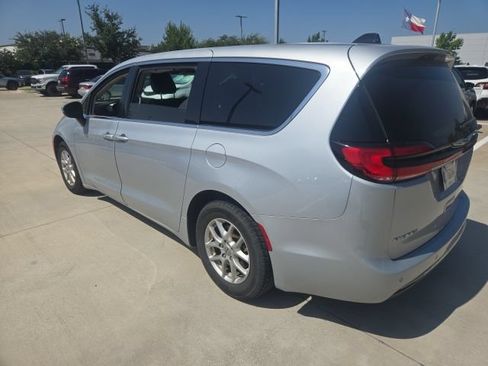 Used 2023 Chrysler Pacifica Touring-L FWD image 4