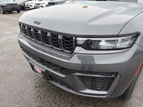 New 2026 Jeep Grand Cherokee Altitude image 9