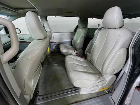 Used 2013 Toyota Sienna XLE image 30