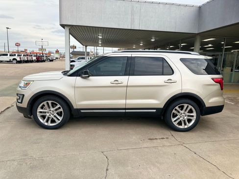 Used 2017 Ford Explorer XLT w/ Equipment Group 202A image 8