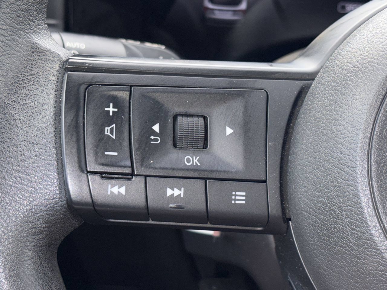 Used 2025 Nissan Kicks S AWD/4WD image 26