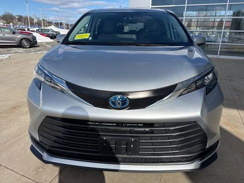 Used 2024 Toyota Sienna LE image 2