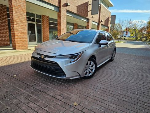 Used 2021 Toyota Corolla LE FWD image 3