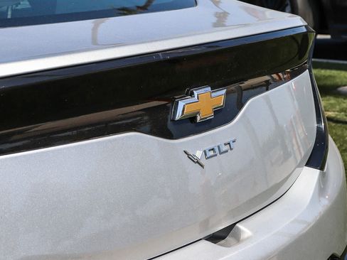 Used 2017 Chevrolet Volt LT w/ Comfort Package FWD image 11