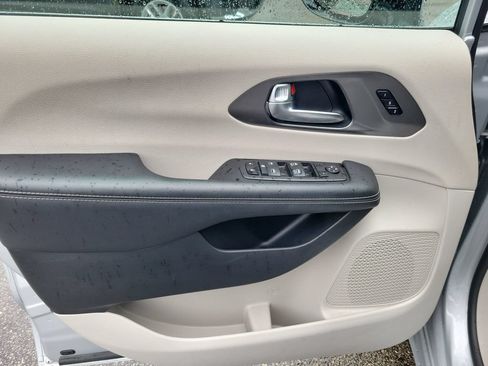 Certified 2024 Chrysler Pacifica Touring-L FWD image 18