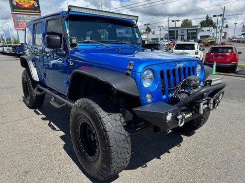 Used 2015 Jeep Wrangler Unlimited Sahara w/ Connectivity Group AWD/4WD image 3