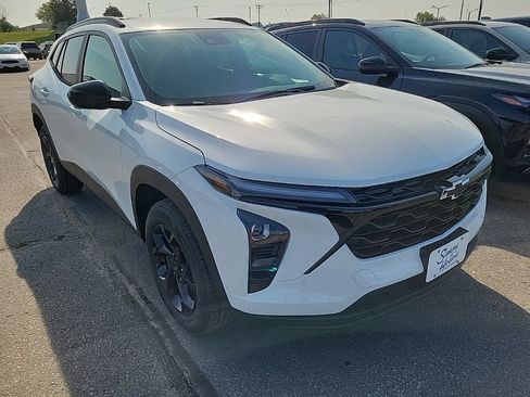 New 2026 Chevrolet Trax LT w/ Driver Confidence Package FWD image 3