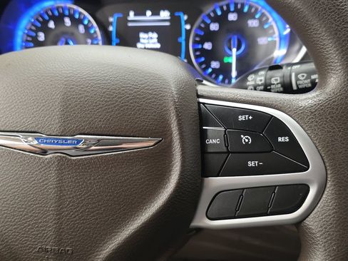 Used 2017 Chrysler Pacifica Touring Plus w/ Tire & Wheel Group FWD image 32