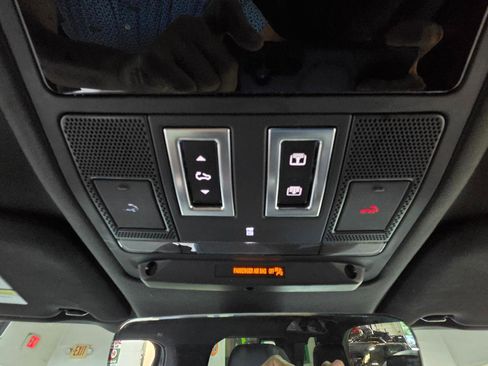 Used 2023 Land Rover Defender 110 SE AWD/4WD image 36