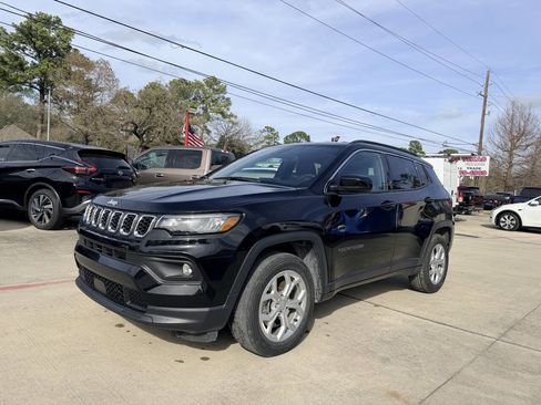Used 2024 Jeep Compass Latitude image 2
