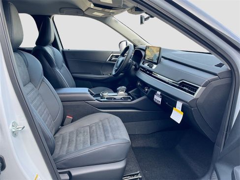 New 2025 Mitsubishi Outlander SE image 32