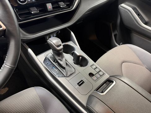 Used 2025 Toyota Highlander LE image 42