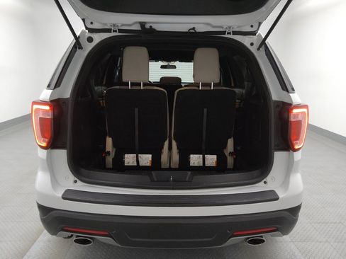 Used 2018 Ford Explorer XLT image 29